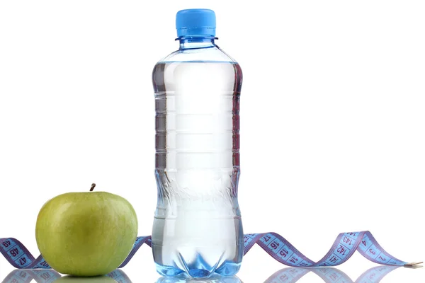 Víz-, alma- és mérőszalag elszigetelt fehér üveg — Stock Fotó