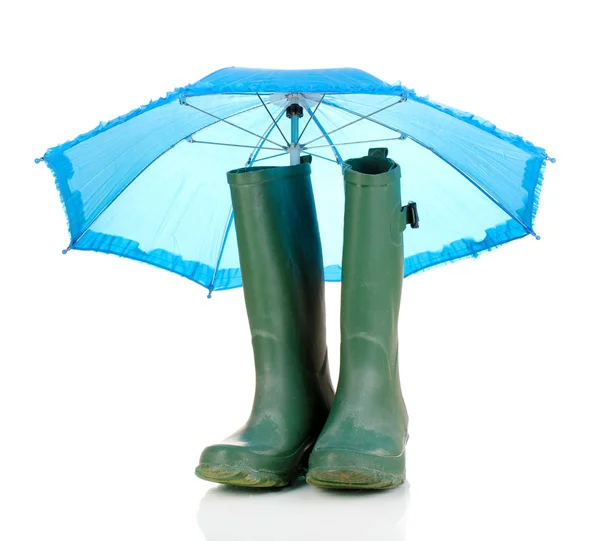 グリーン長靴と白で隔離される傘 — ストック写真