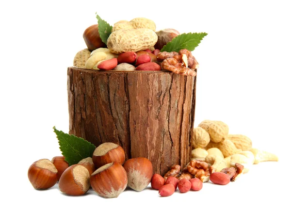 Assortimento di gustose noci con foglie in vaso di legno, isolate su bianco — Foto Stock