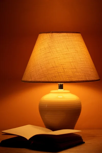 Lampe de table sur fond brun — Photo