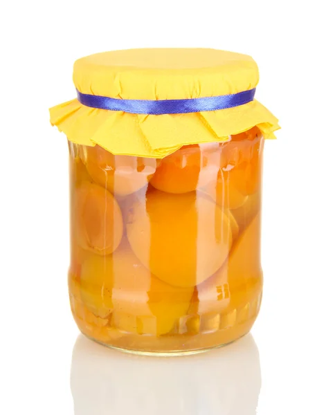 Jar met ingeblikte abrikozen geïsoleerd op wit — Stockfoto