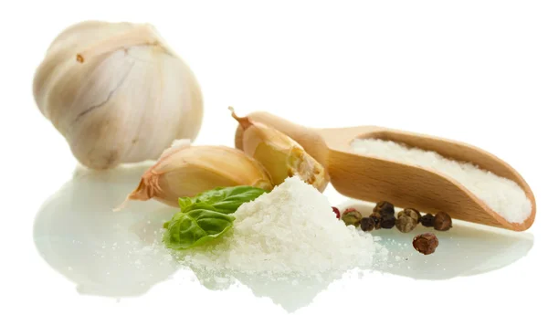 Sale con basilico fresco, aglio e pepe isolato su bianco — Foto Stock