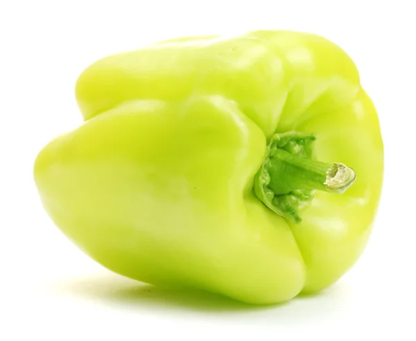Świeża papryka zielona na białym tle — Zdjęcie stockowe
