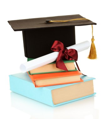 Grad hoed en diploma met boeken geïsoleerd op wit