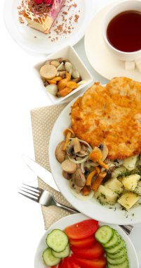 kızarmış tavuk göğsü haşlanmış patates ve mantar, çay ile izole