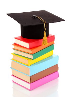 grad şapka ile üzerine beyaz izole kitap