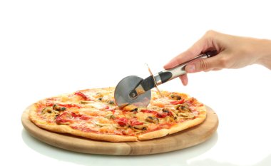 kadın eli bıçaklı bir pizza beyaz arka plan yakın çekim kesti.