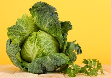 taze savoy lahana Sarı zemin üzerine ahşap tablo