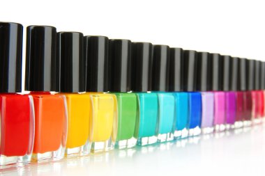 Beyaz üzerine izole edilmiş parlak oje grupları