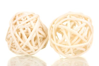 hasır bambu topları üzerinde beyaz izole