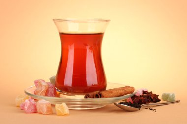 Türk çayı ve rahat lokum, bej renkli arka plan üzerinde bardak