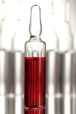 Gri arka planda tıbbi ampule