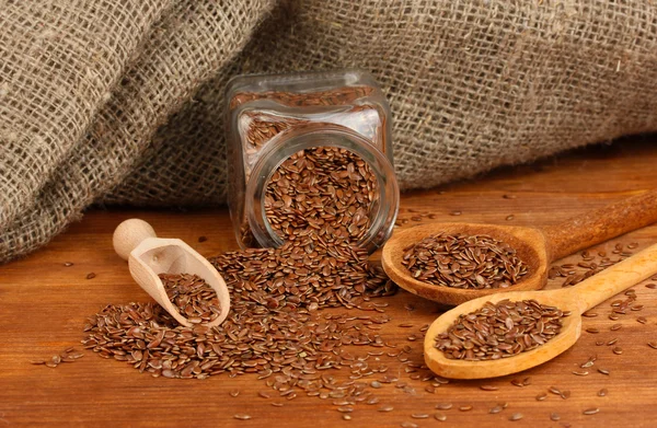 tahta kaşıklar ahşap arka plan yakın tarih içinde keten tohumu