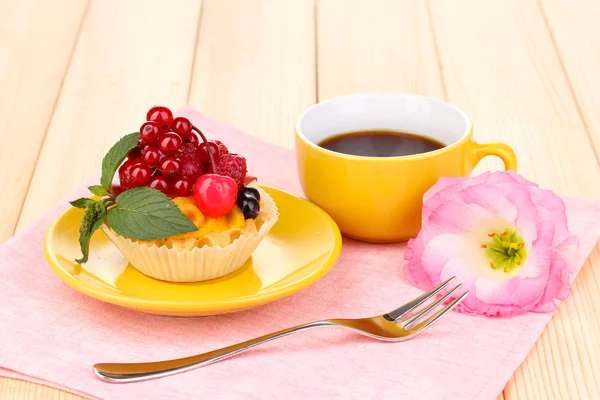 フルーツおよび果実の木製のテーブルと甘美なケーキ — ストック写真
