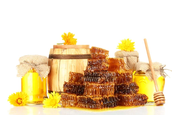 Сладкие соты, бочки и банки с медом, изолированные на белом — стоковое фото