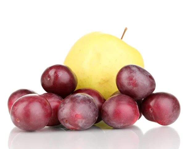Rijpe zoete appel en pruimen geïsoleerd op wit — Stockfoto