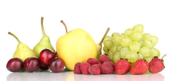 Mélange de fruits sucrés mûrs et de baies isolées sur blanc — Photo