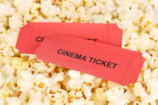 Vstupenky do kina na popcorn pozadí — Stock fotografie
