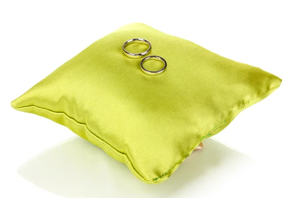 Snubní prsteny na saténový polštář izolovaných na bílém — Stock fotografie