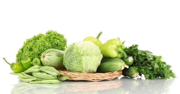 白で隔離される籐マット新鮮な緑の野菜 — ストック写真