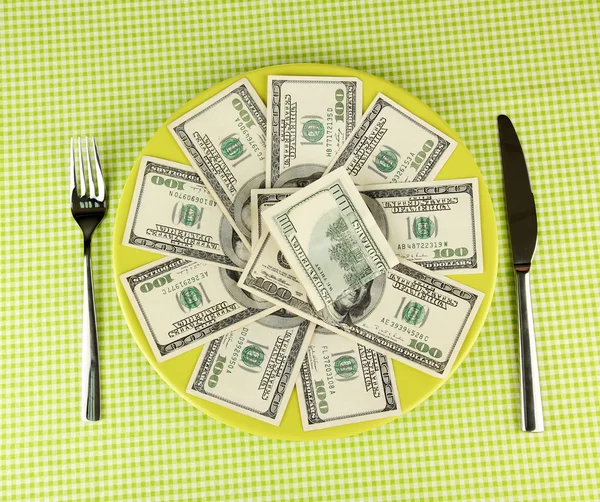 Banknotes on the plate on green tablecloth close-up — Stock Photo, Image