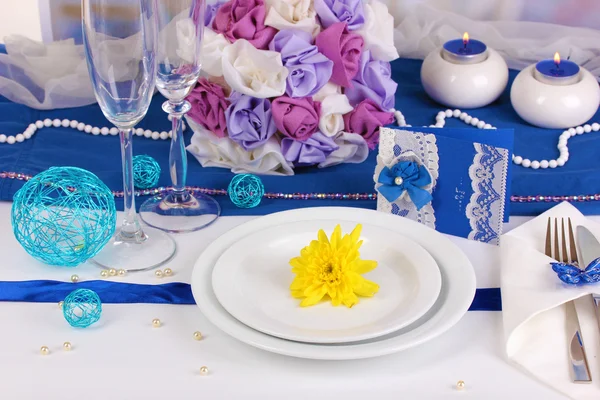 Обслуживание сказочный свадебный стол в фиолетовый и синий цвет крупным планом — стоковое фото