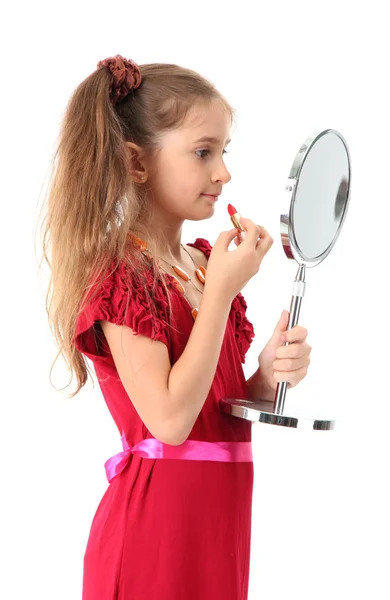 Klein meisje in haar moeder's jurk, probeert haar lippen, geïsoleerd op schilderen — Stockfoto