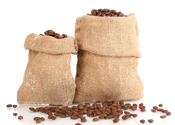 Kávová zrna v pytlích izolovaných na bílém — Stock fotografie