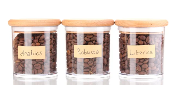 Kaffebönor i burkar isolerad på vit — Stockfoto