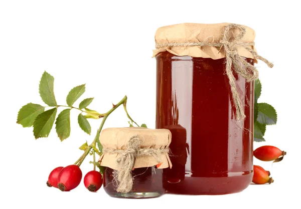 Potten met hip rozen jam en rijpe bessen, geïsoleerd op wit — Stockfoto