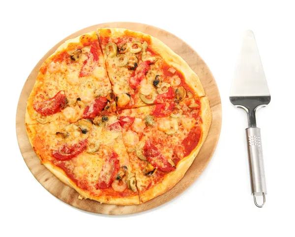 Ízletes pizza kulináris spatulával elszigetelt fehér — Stock Fotó