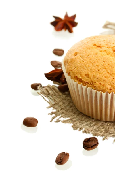 Gustosa torta di muffin su iuta, anice e semi di caffè, isolata su bianco — Foto Stock