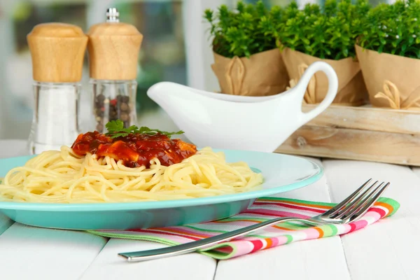 Italiaanse spaghetti geserveerd in café — Stockfoto