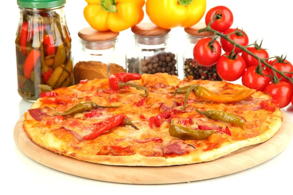 美味的意大利辣香肠比萨饼与蔬菜上木板特写 — 图库照片
