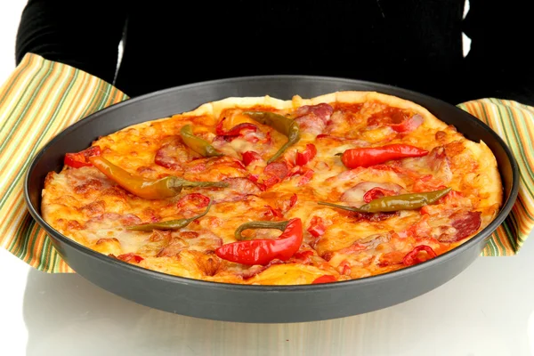 Handen met pepperoni pizza in pan close-up — Stockfoto