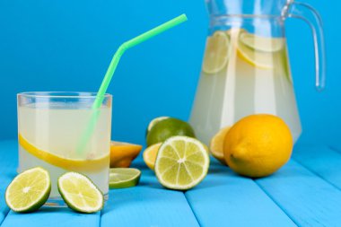 narenciye limonata sürahi ve bardak narenciye çevresinde bl üzerinde ahşap masa üzerinde