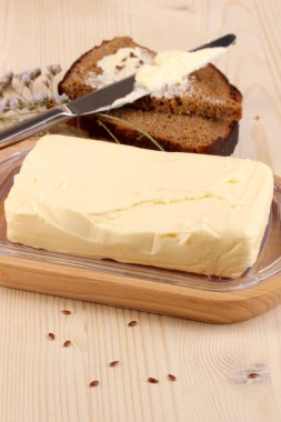 tahta sahibi ve ahşap masa yakın çekim ekmek üzerine tereyağı