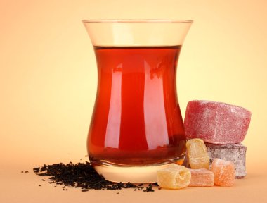 Türk çayı ve rahat lokum, bej renkli arka plan üzerinde bardak