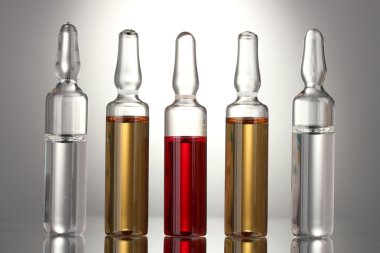 Gri arka planda tıbbi ampule