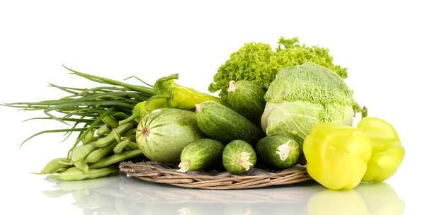 Verduras verdes frescas en estera de mimbre aislada en blanco —  Fotos de Stock