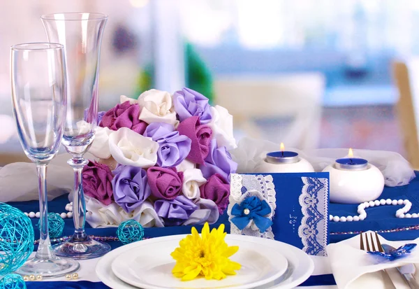在紫色和蓝色颜色的餐厅 b 服务神话般的婚礼表 — 图库照片