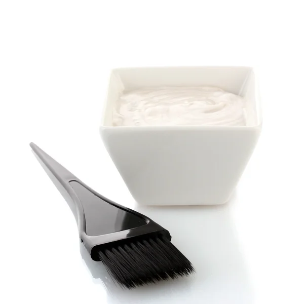 Tigela com tintura de cabelo e escova preta para coloração de cabelo, isolado em branco — Fotografia de Stock