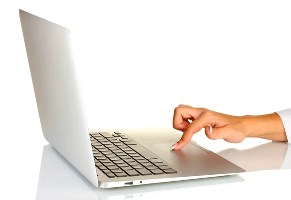 Κλείστε τα χέρια γυναίκα των επιχειρήσεων, πληκτρολογώντας για φορητό υπολογιστή, σε λευκό φόντο — Φωτογραφία Αρχείου