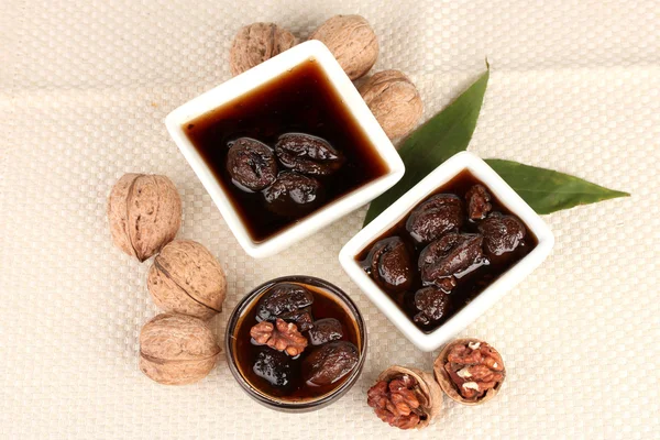 Jam walnuts in a bowl on a napkin — Stock Photo, Image