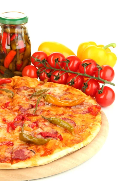 Pizza de pepperoni saborosa com legumes em tábua de madeira isolada em branco — Fotografia de Stock