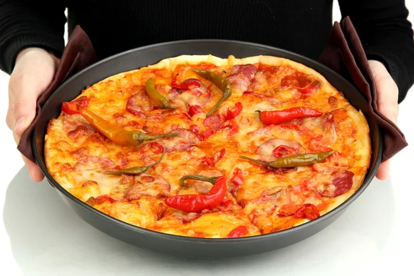 Mani che tengono la pizza di salame piccante in pentola primo piano — Foto Stock