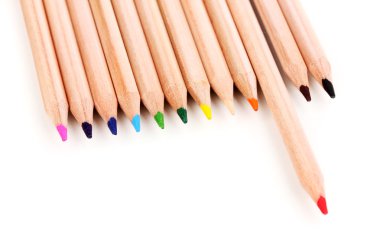 beyaz üzerine izole edilmiş renkli kalemler