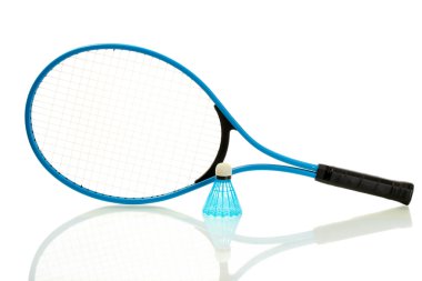 badminton raketi ve mekik horozu beyazda izole edilmiş.