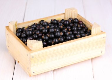 içinde krater ahşap arka plan üzerinde Siyah frenk üzümü