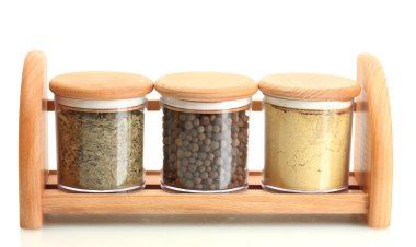 ahşap raf üzerine beyaz izole baharatlar ile kavanoz